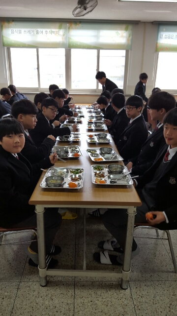 1학년 첫 급식사진 입니다